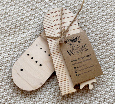 a sock ruler that can be broken into two or put together from shoe sizes uk 2 up to uk 13 needle gauges
